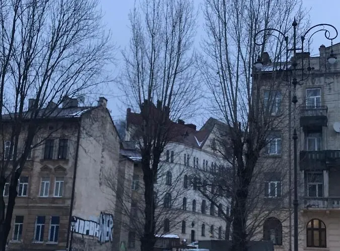 Square Apartment: Old Market View With Uninterrupted Power